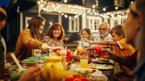 Famiglia a tavola shutterstock 2227481211