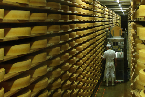 Formaggio stagionatura shutterstock 1095446504