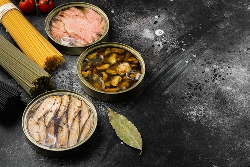 Pesce in scatola shutterstock 2087294191