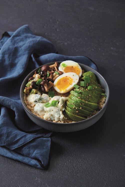 Porridge salato guarniti con Gorgonzola DOP avocado sesamo uova cipollotti e funghi