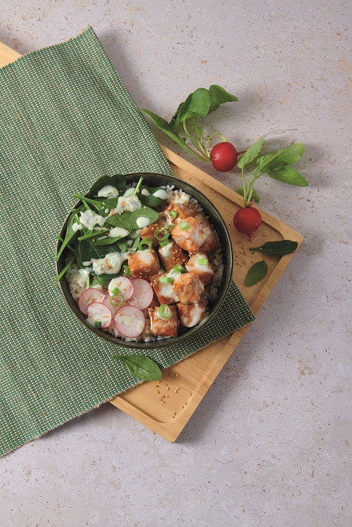 Salmone teriyaki con salsa al Gorgonzola DOP riso bianco cipollotto sesamo spinacino e ravanello