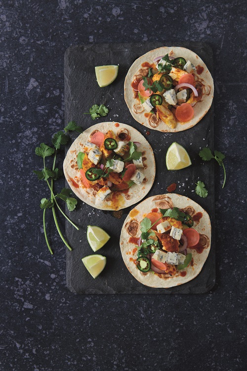 Tortilla aperta con pollo Gorgonzola DOP piccante jalapeno avocado cipolla coriandolo ravanelli sottaceto e lime